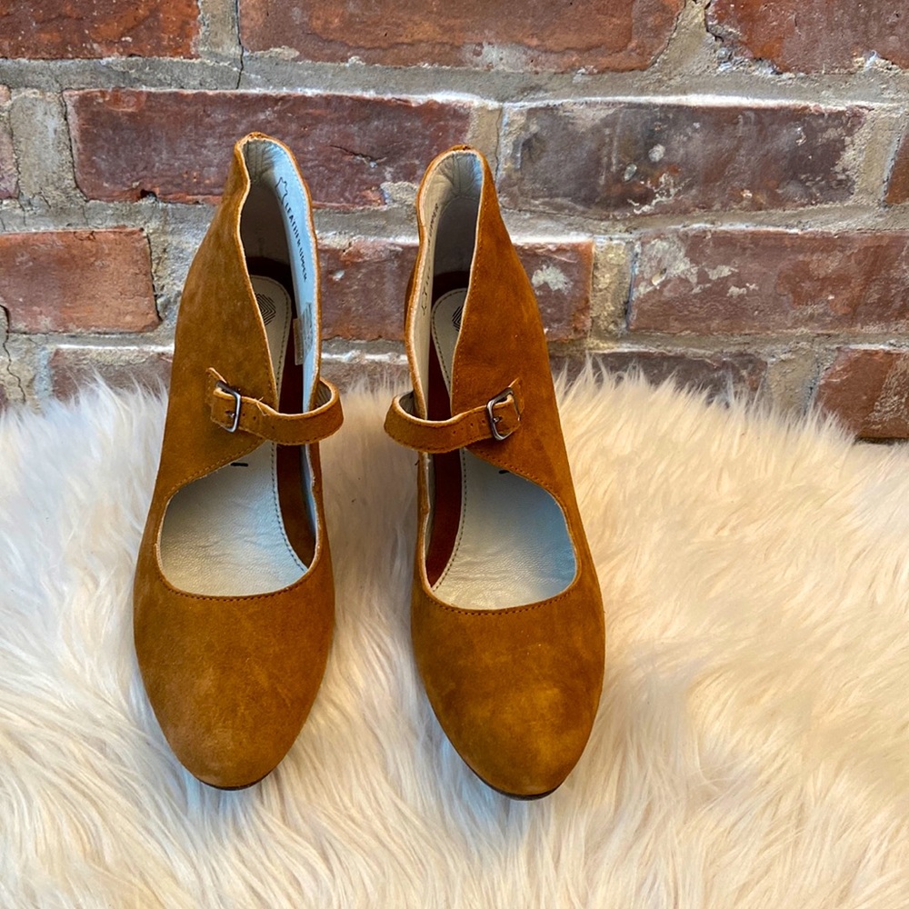 Eric Michael Suede Heels/Booties, Size 5.5 - Picture 3 of 16